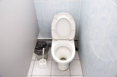 Tuvalet kase ile umumi tuvalet kabinler