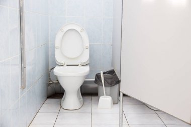 Tuvalet kase ile umumi tuvalet kabinler