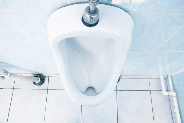 Orinal blanco en el baño del hombre — Foto de Stock