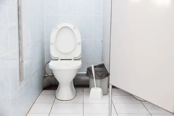 Öffentliche Toilettenkabine mit Toilettenschüssel — Stockfoto