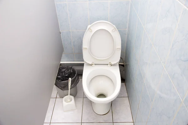 Кабина общественного туалета с унитазом Стоковая Картинка