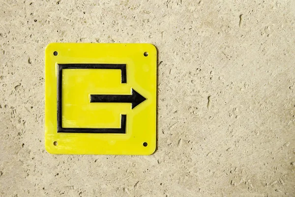 Желтый знак эвакуации указатель выхода справа — стоковое фото