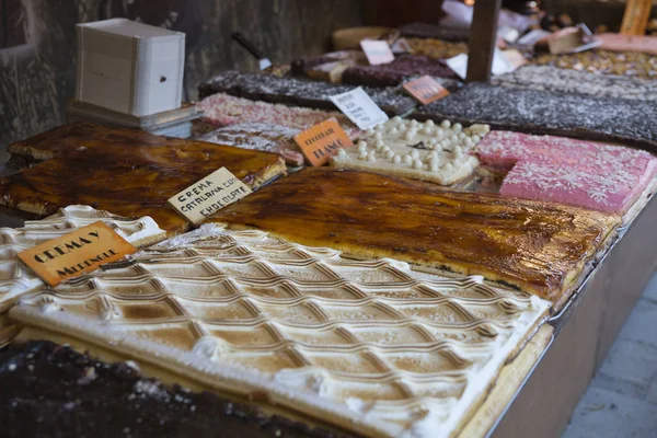 Varios pasteles en el mercado en el mostrador — Foto de Stock