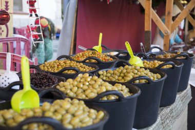 Piyasada çeşitli zeytin