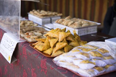 Üstünde belgili tanımlık sayaç tatlılar
