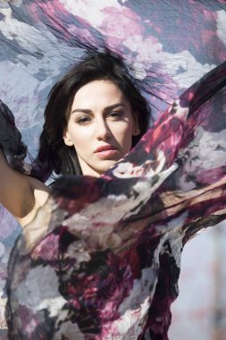 Bir başörtüsü ile güzel kadın