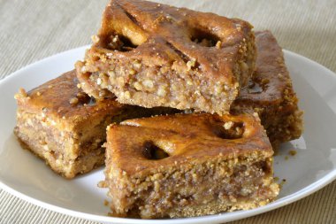 Ceviz beyaz tabakta Türk baklava