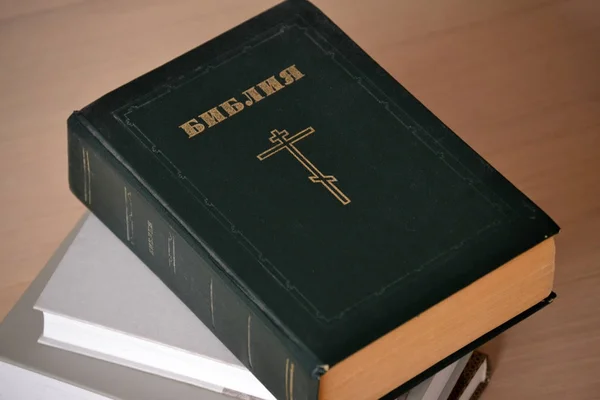 A Bíblia é de cor verde escura. Língua russa — Fotografia de Stock