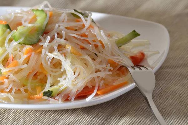 Funchoza 샐러드 포크로 흰 접시에 야채와 함께 — 스톡 사진