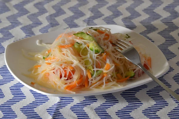 Funchoza-Salat mit Gemüse auf weißem Teller mit Gabel — Stockfoto