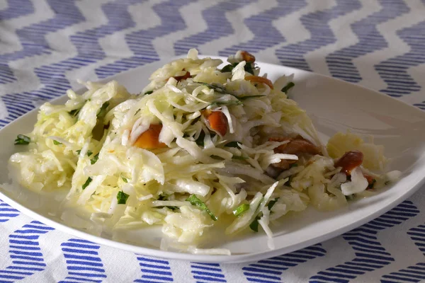 Salat mit Kohl und Pilzen auf weißem Teller — Stockfoto