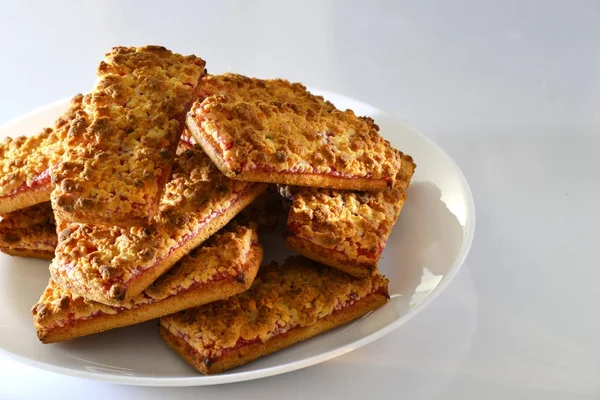 A cookie-k egy fehér tányérra eper lekvárral — Stock Fotó