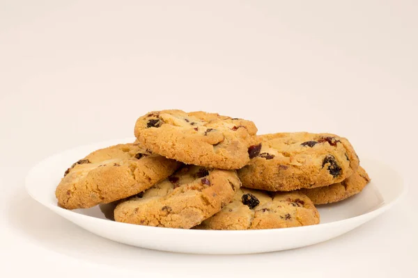Cookies with raisins on a white plate — Stock Photo, Image