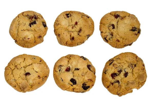 Seis galletas con pasas aisladas sobre fondo blanco — Foto de Stock