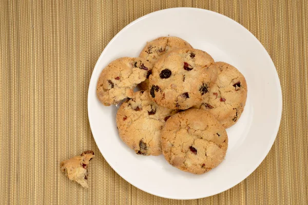 Cookies with raisins on the plate. on straw mat — Stock Photo, Image