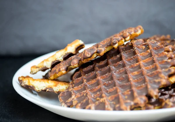 Biscuits gaufres au chocolat sur fond noir — Photo