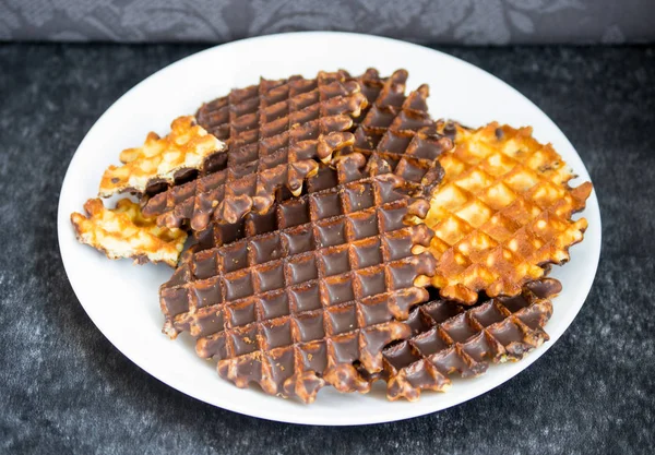 Galletas de gofre con chocolate sobre fondo negro — Foto de Stock