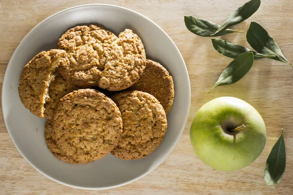 Havermout koekjes met appel en laurier bovenaanzicht — Stockfoto