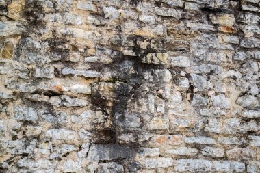 Su koyu çizgiler ile eski taş duvar kaba duvar