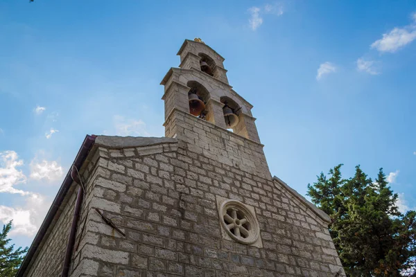 Gökyüzüne karşı küçük bir tapınak. Karadağ Ortodoks Kilisesi — Stok fotoğraf