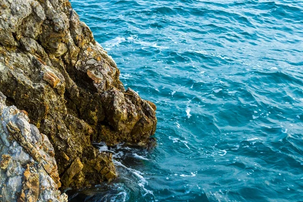 Tengerre néző kilátást a hegyekre. A szikla ereszkedik a tengerbe. Adriai — Stock Fotó