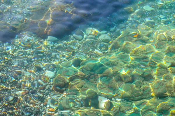 Piedras marinas submarinas, superficie con ondulaciones y olas, hermoso patrón de agua transparente transparente — Foto de Stock