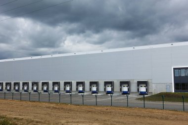 Üretim binası, depo. gök gürültülü bulutlu.