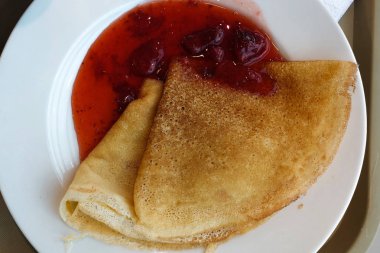 Çilek reçelli krep. Ev yapımı yemek.