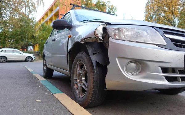 Primer plano del coche de pasajeros roto. Accidente, reparación de automóviles . — Foto de Stock