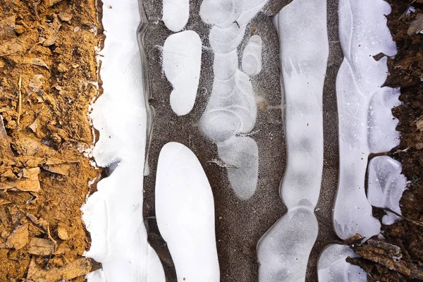 Beaux ovales blancs abstraits sur glace gelée . — Photo
