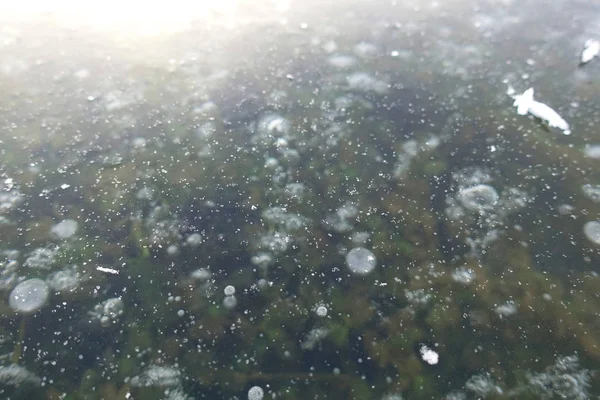 Lago congelado en invierno. Cubierta de hielo en el lago. Fondo de invierno — Foto de Stock