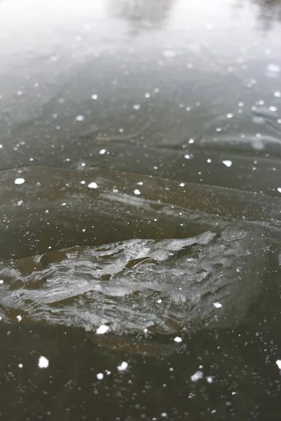 Lac gelé en hiver. Couverture de glace sur le lac. Fond d'hiver — Photo