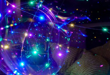 Karanlık bir arka planda renkli ışıklar. Soyut koyu arkaplan. Boşluk öykünmesi