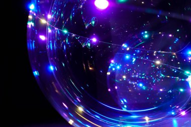 Koyu arkaplanda küre şeklinde renkli ışıklar. Soyut koyu arkaplan. Boşluk öykünmesi