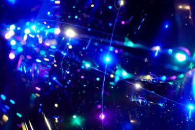 Karanlık bir arka planda renkli ışıklar. Soyut koyu arkaplan. Boşluk öykünmesi