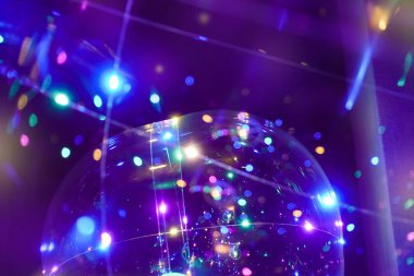 Karanlık bir arka planda renkli ışıklar. Soyut koyu arkaplan. Boşluk öykünmesi