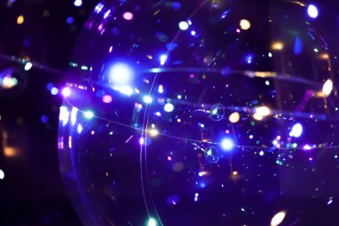 Karanlık bir arka planda renkli ışıklar. Bokeh Festive soyut koyu arkaplan. Boşluk öykünmesi