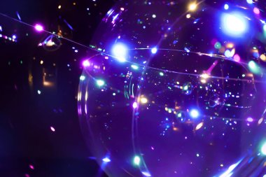 Karanlık bir arka planda renkli ışıklar. Bokeh Festive soyut koyu arkaplan. Boşluk öykünmesi