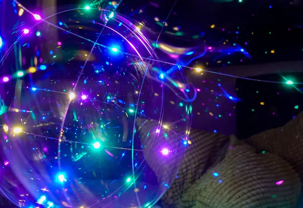 Karanlık bir arka planda renkli ışıklar. Soyut koyu arkaplan. Boşluk öykünmesi