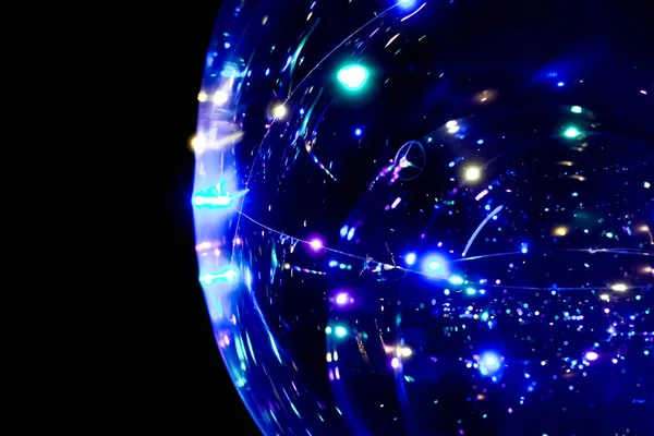 Koyu arkaplanda küre şeklinde renkli ışıklar. Soyut koyu arkaplan. Boşluk öykünmesi