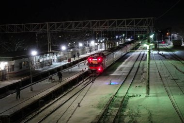 Gece tren istasyonunda. Rusya 'da kış gecesi