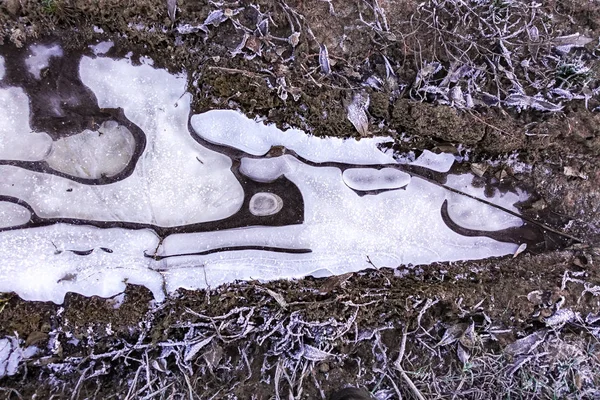 Textura de fondo de charco congelado, hielo en la carretera . — Foto de Stock