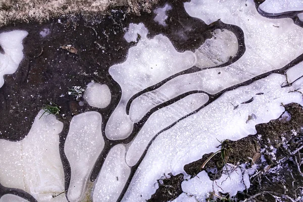 Texture de fond de flaque congelée, glace sur la route . — Photo