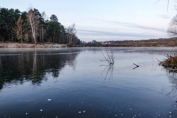 Paisaje invernal. El lago congelado está cubierto con nuevo hielo limpio . — Foto de Stock