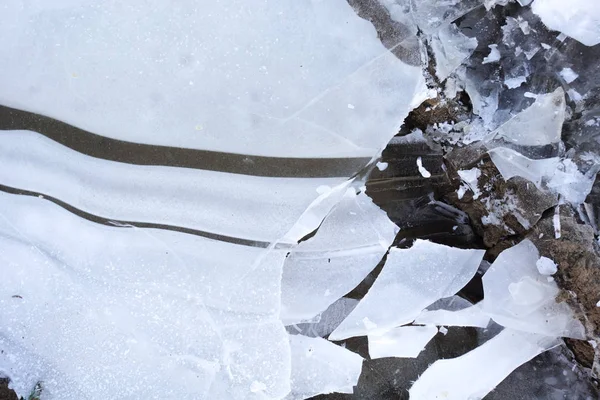 Prasklý led. Abstraktní přírodní zimní pozadí — Stock fotografie