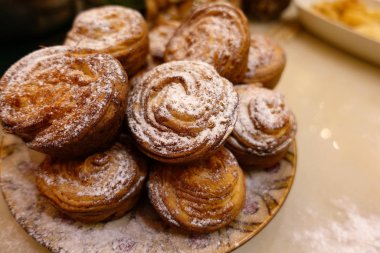 Taze ev yapımı tarçınlı rulo. Lezzetli ev yemekleri.