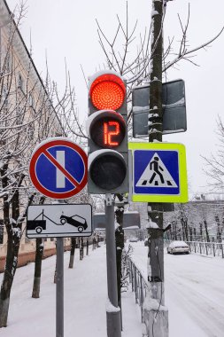trafik ışığı ve kış Moskova'da sokakta arabalar