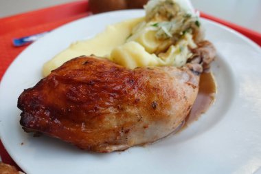 Bir parça kızarmış tavuk ve patates püresi. Yürekli yemek.