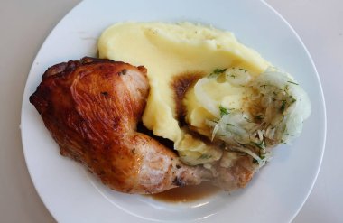 Bir parça kızarmış tavuk ve patates püresi. Yürekli yemek.