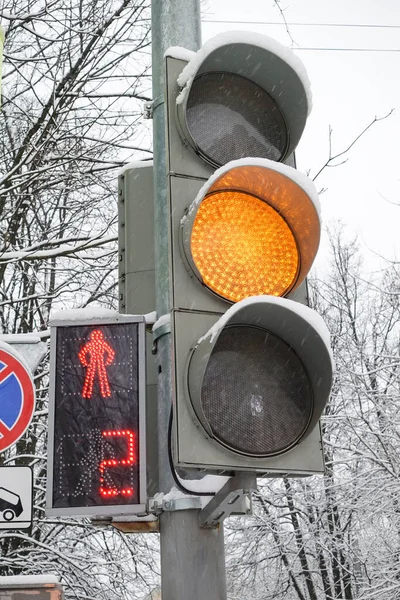 Trafikljus och bilar på gatan i vinter Moskva Royaltyfria Stockbilder